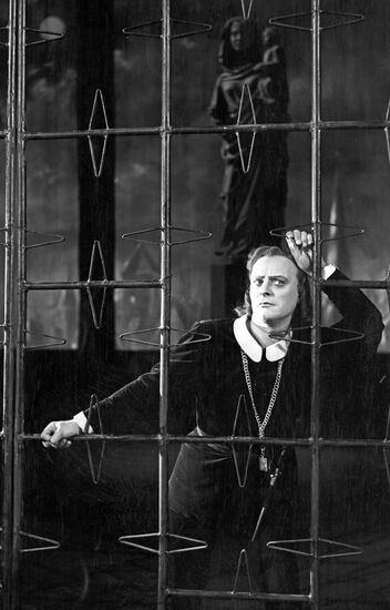 Yevgeny Samoilov as Hamlet