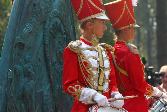 Unveiling a landmark to commemorate the Olympics
