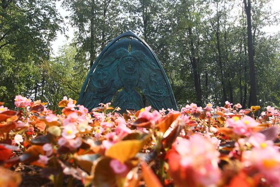 Unveiling a landmark to commemorate the Olympics