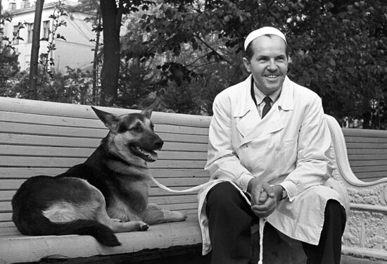 Surgeon Vladimir Demikhov and his patient Grishka