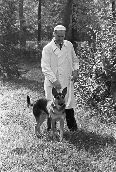 Surgeon Vladimir Demikhov and his patient Grishka