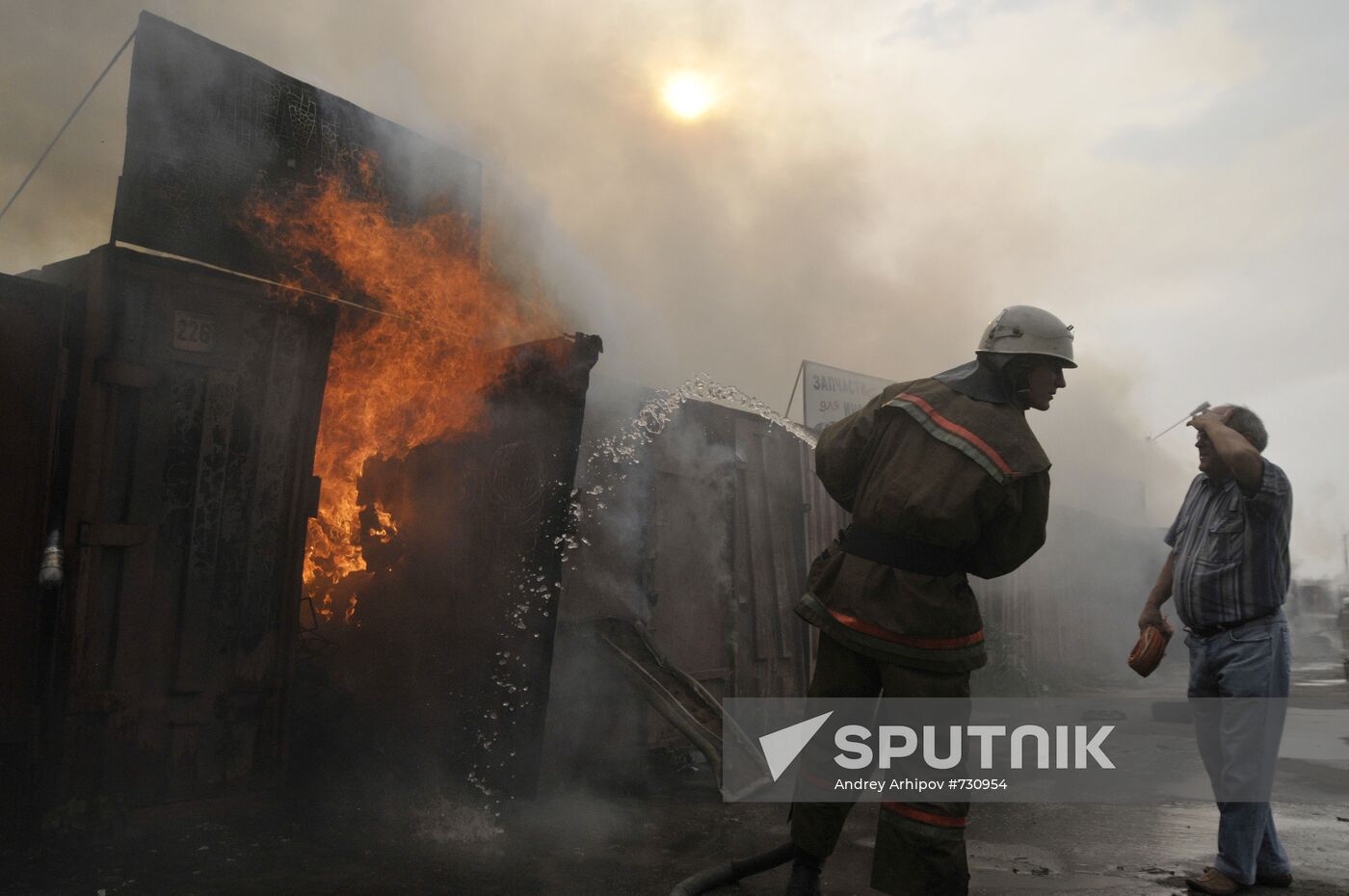 Fighting fire at Voronezh car market