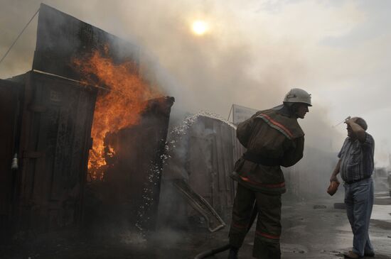 Fighting fire at Voronezh car market