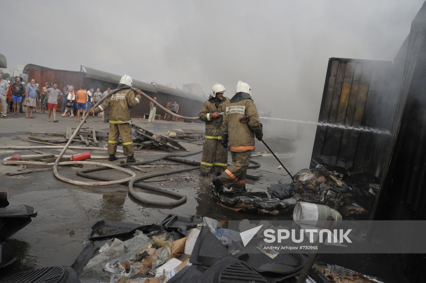 Fighting fire at Voronezh car market