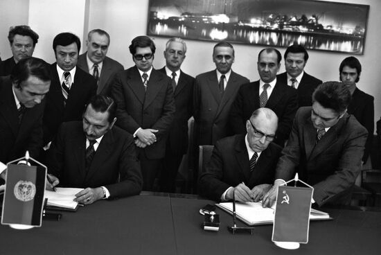 Signing Soviet-Afghan agreement