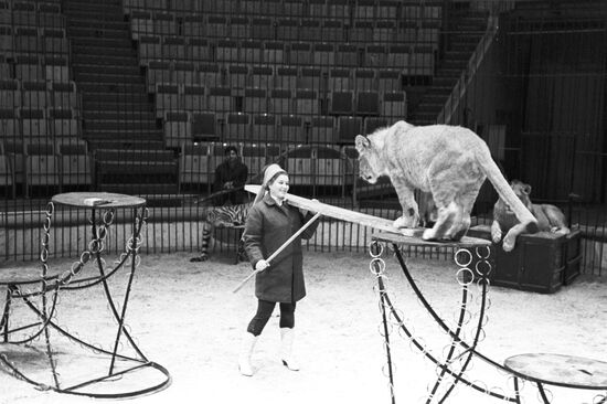 Tamer Margarita Nazarova with lion cub Raj