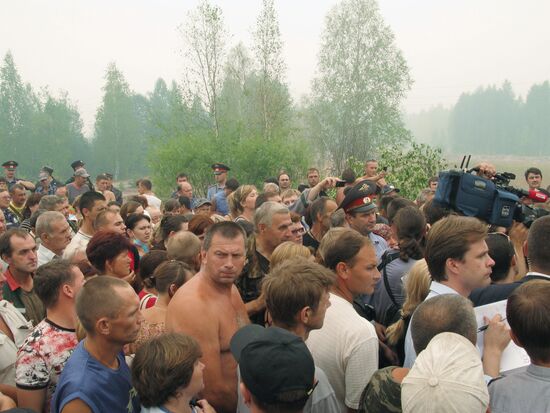 Residents of burnt village of Verkhnyaya Vereya