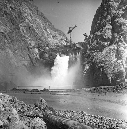 Construction of Toktogulsk Hydroelectric Power Plant