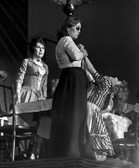Scene from "Miracle Worker"