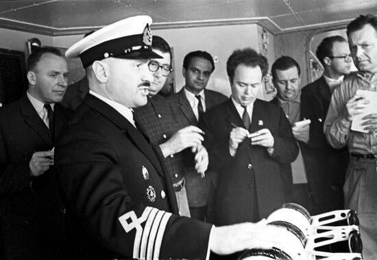 Captain of atomic-powered vessel answers journalists' questions