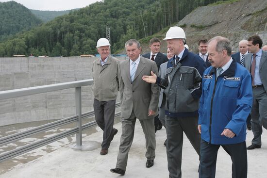 Igor Sechin visits Sayano-Shushenskaya power plant