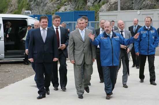 Igor Sechin visits Sayano-Shushenskaya power plant