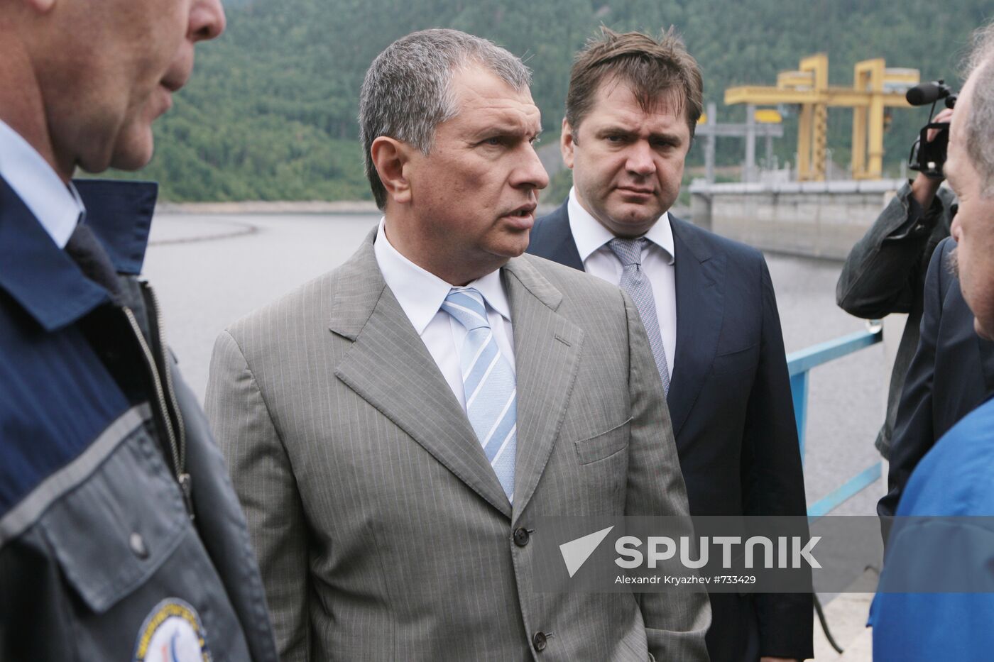 Igor Sechin visits Sayano-Shushenskaya power plant