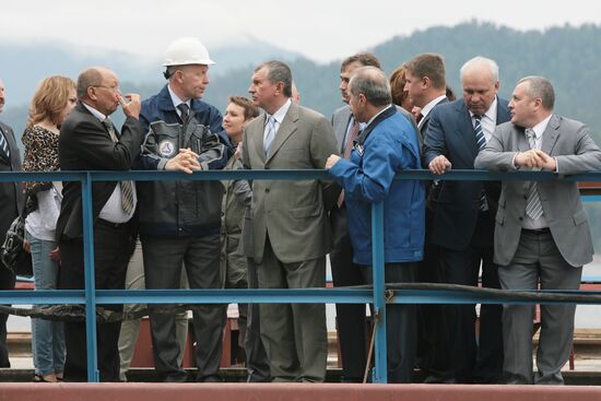 Igor Sechin visits Sayano-Shushenskaya power plant
