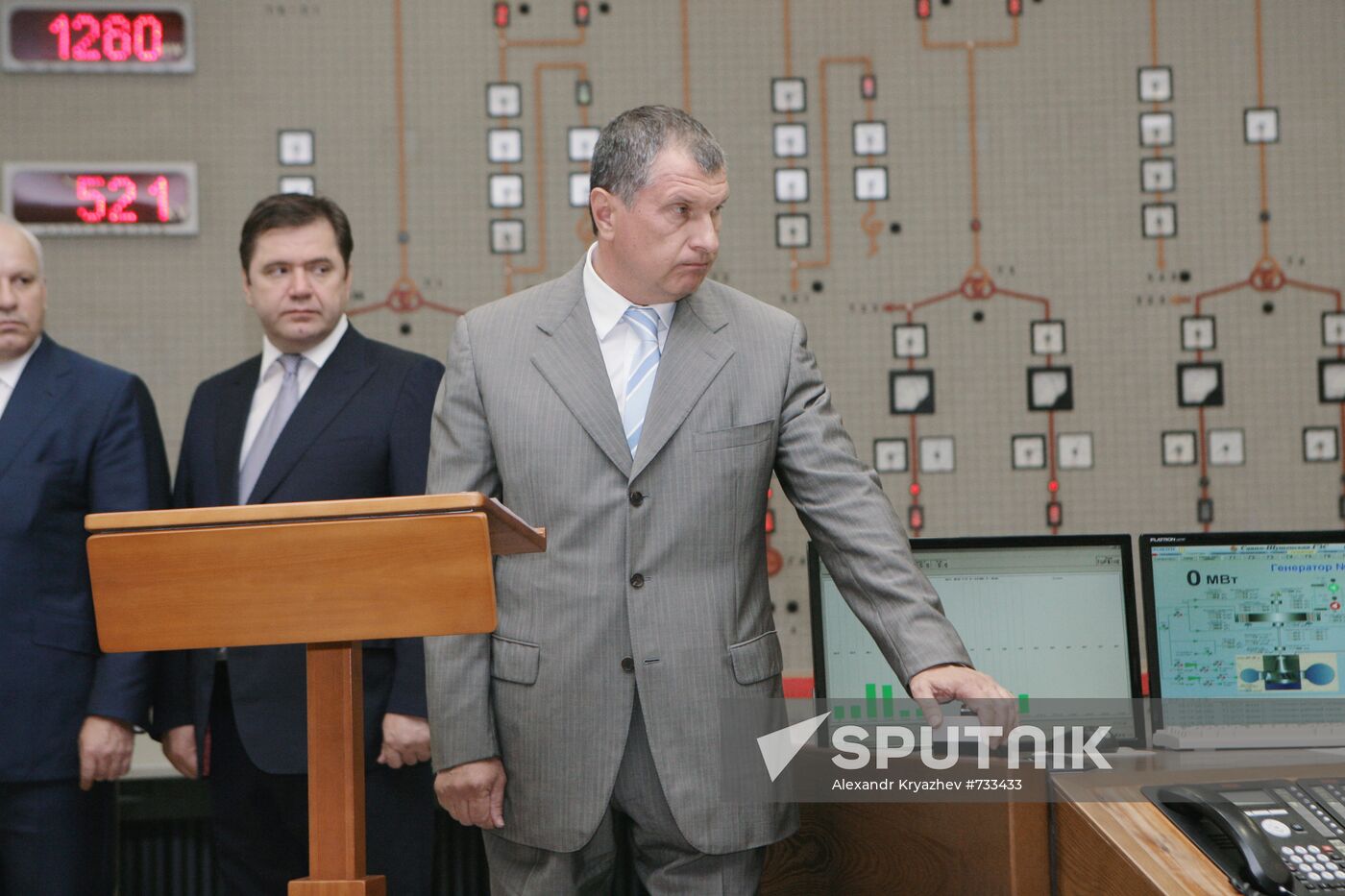 Igor Sechin visits Sayano-Shushenskaya power plant