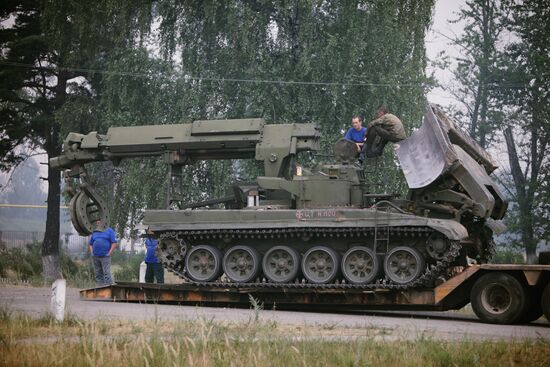 Armoured engineering vehicle