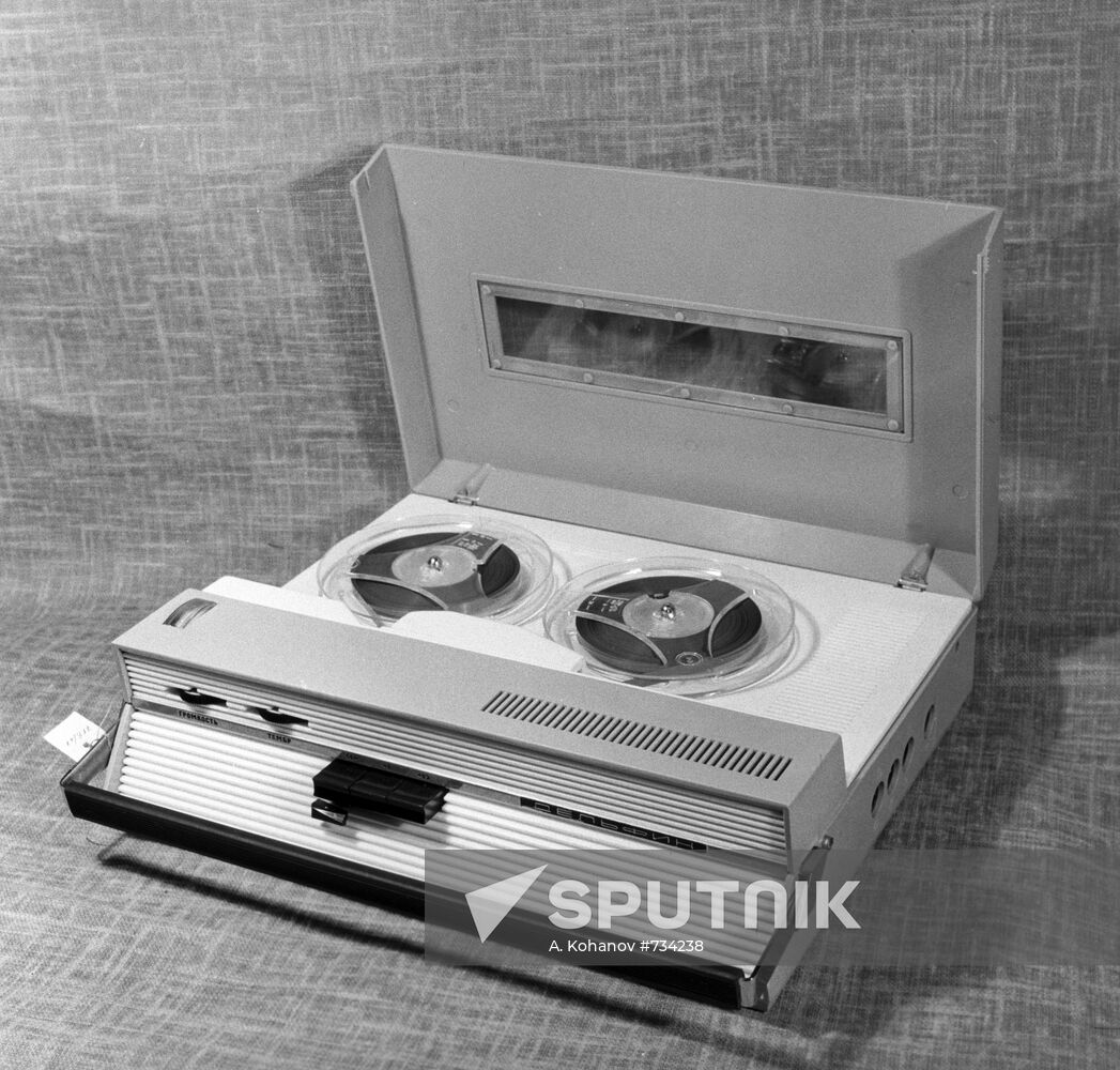 Delfin-302 tape recorder