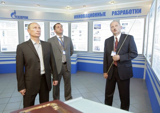 Vladimir Putin visits Gazprom-VNIIGAZ Ltd.