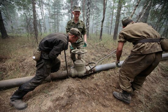 Soldiers assemble main portable pipeline