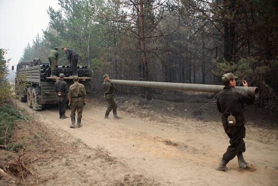 Soldiers prepare main portable pipeline route
