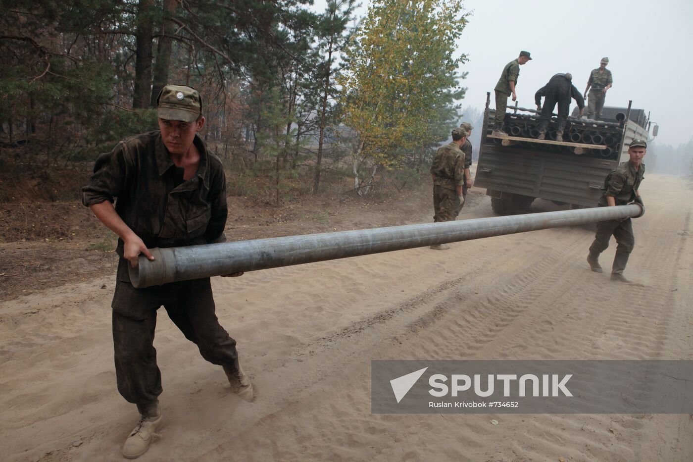 Soldiers prepare main portable pipeline route