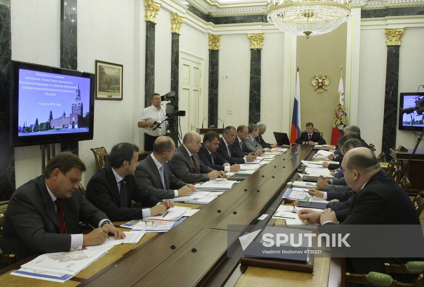 Dmitry Medvedev chairs meeting