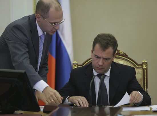 Dmitry Medvedev chairs meeting