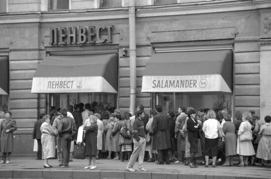 Line outside Lenvest shop