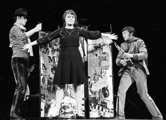 Scene from play "Édith Piaf"