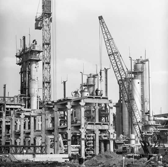 Construction of the V.V. Kuibyshev Resurrection chemical plant