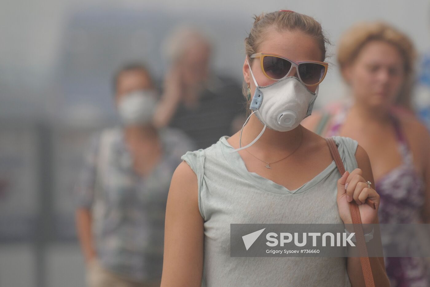 Urban dwellers wear masks