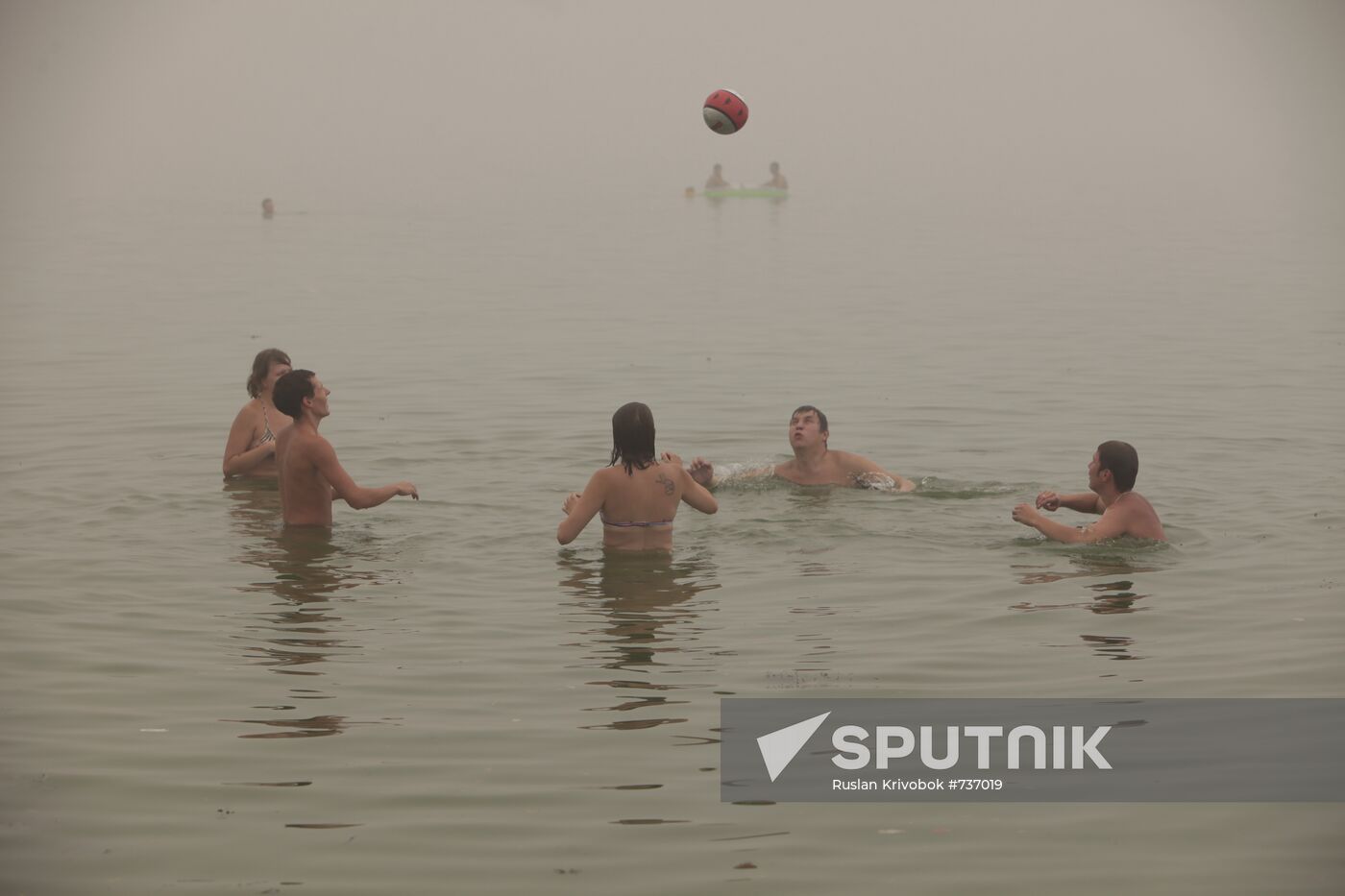 Muscovites bathing in Strogino
