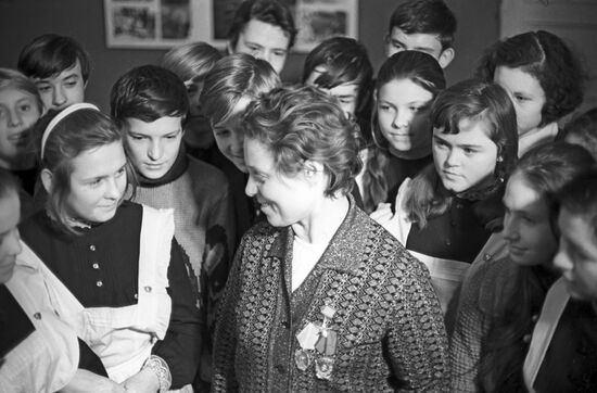 Mariya Gromova meeting with schoolchildren
