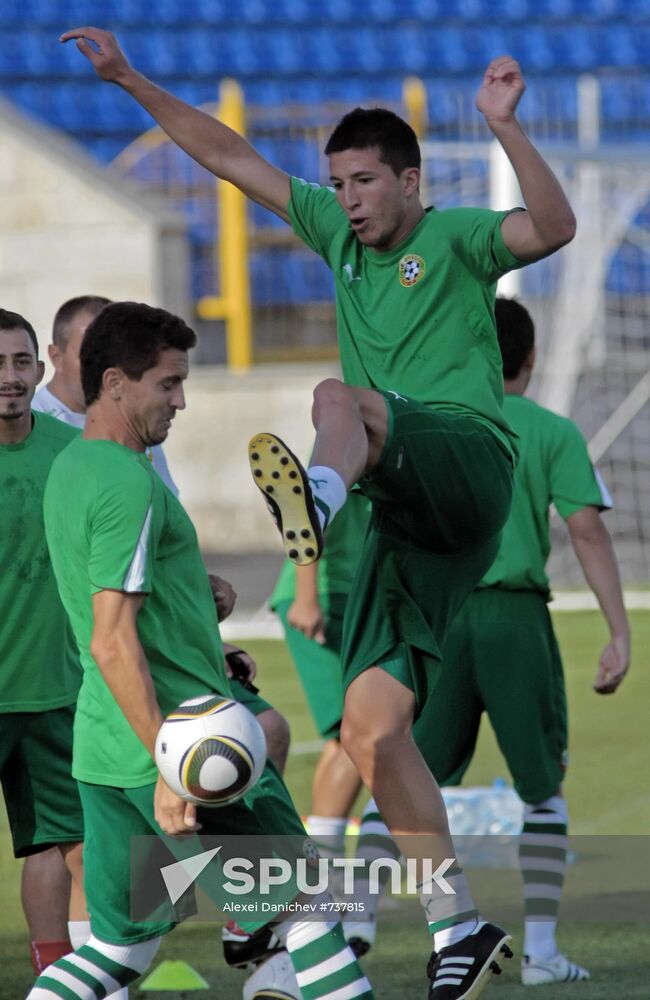 Bulgarian football team holds open training