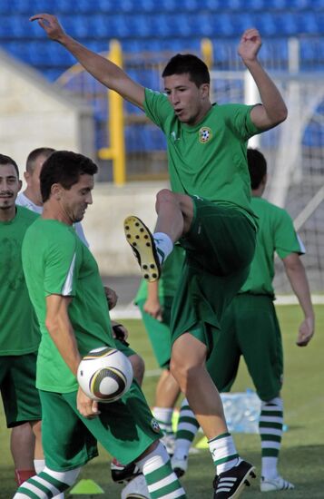 Bulgarian football team holds open training