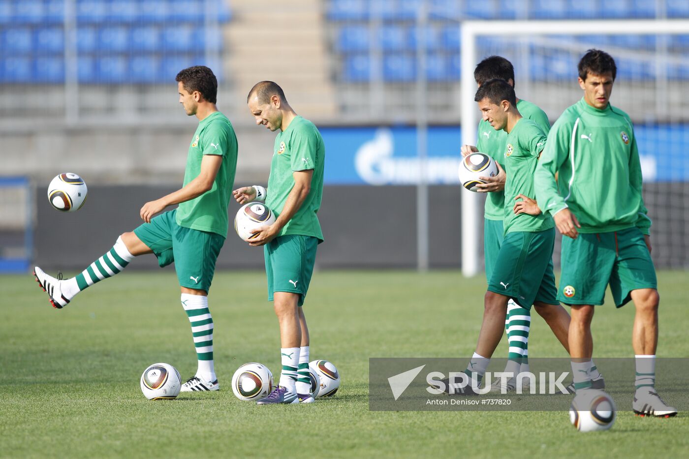 Bulgarian football team holds open training