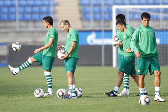 Bulgarian football team holds open training