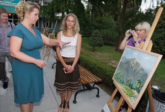 Svetlana Medvedeva opens exhibition of young artists in Sochi