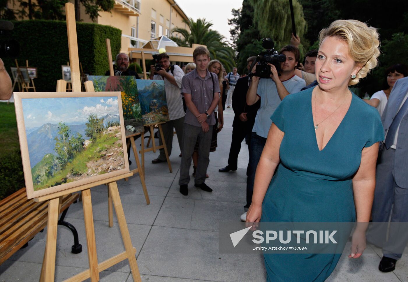 Svetlana Medvedeva opens exhibition of young artists in Sochi