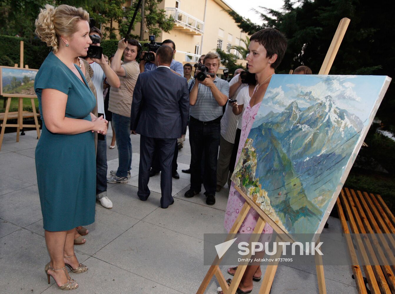 Svetlana Medvedeva opens exhibition of young artists in Sochi