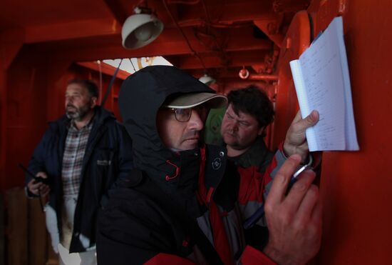 Expedition of Neotrazimy tug boat to New Land archipelago