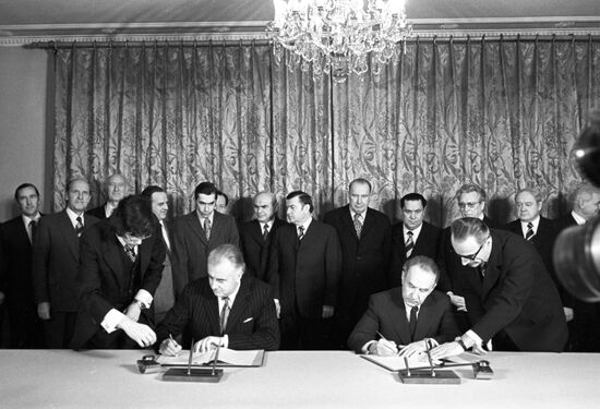 Kosygin and Whitlam sign an agreement