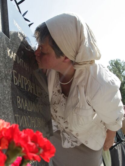 St. Petersburg commemorates Kursk submarine explosion victims