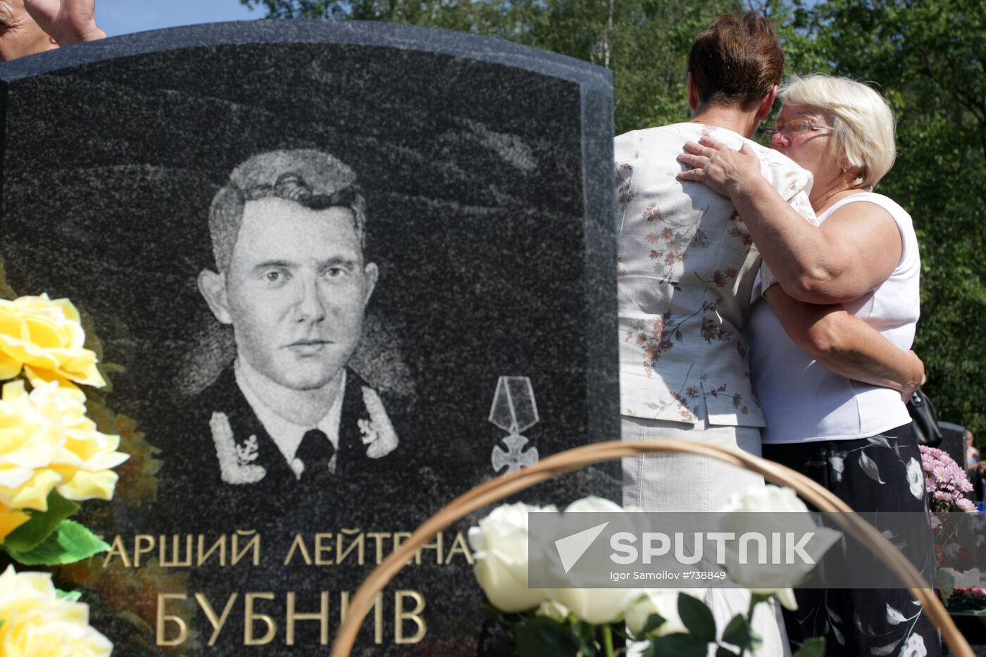 St. Petersburg commemorates Kursk submarine explosion victims