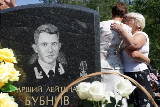 St. Petersburg commemorates Kursk submarine explosion victims