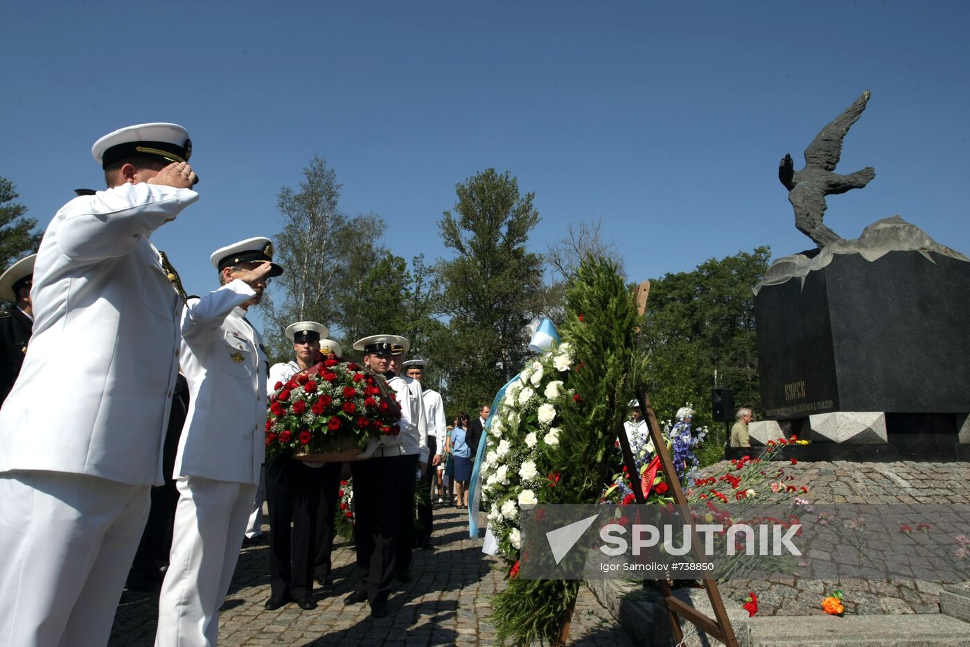 St. Petersburg commemorates Kursk submarine explosion victims