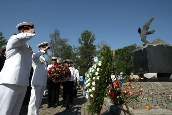 St. Petersburg commemorates Kursk submarine explosion victims