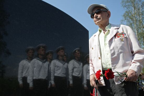 St. Petersburg commemorates Kursk submarine explosion victims