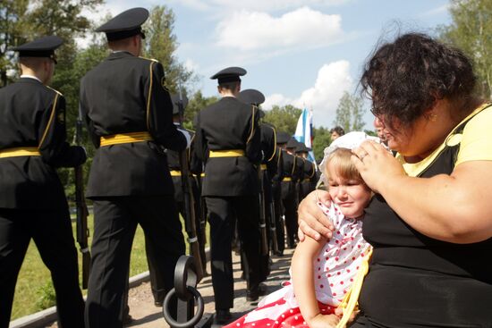 St. Petersburg commemorates Kursk submarine explosion victims
