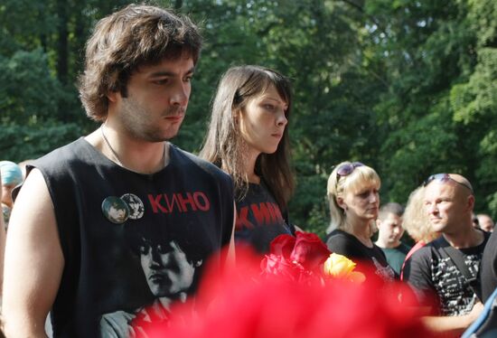 Kino band fans at Viktor Tsoi's grave